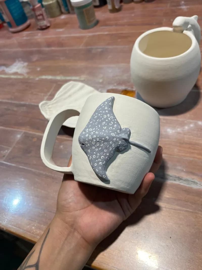 Mug with stingray relief art